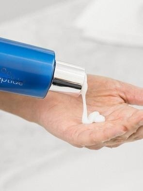 Peelingové čistiace mlieko Exfoliating Cleasing MiniBar 50 ml.<br>Čistiace mlieko s peptidmi. Omladenie, rozjasnenie a čistota