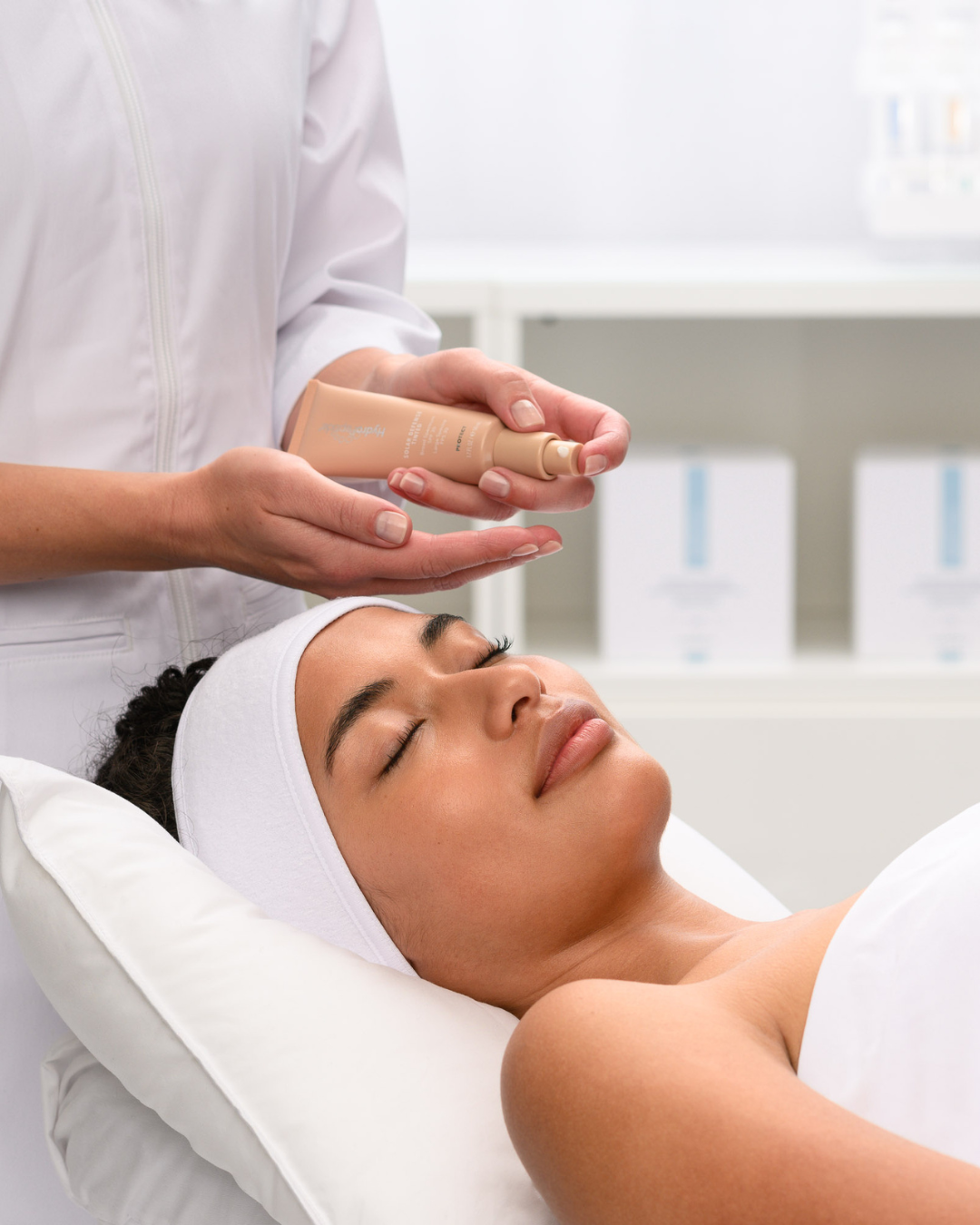 Opaľovací krém Spf 30 Solar Defense Tinted 15 ml.<br>Opaľovací a omladzujúci krém s SPF ochranou. Jemne krycí krém.