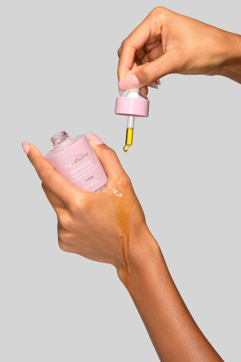 HYDROPEPTIDE MOISTURE RESET OIL 
Hydratačný a výživný botanický pleťový olej, ktorý obsahuje až 13 druhov vzácnych olejov pre hydratáciu a výživu pleti.