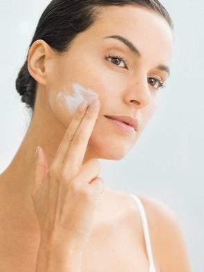 Darček Uva/Uvb 50+ Solar Defense Non Tinted Minibar<br> Anti Age Ochranný krém s peptidmi 15 ml.