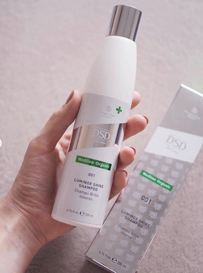 DSD SIMONE DE LUXE LUMINOX SHINE SHAMPOO 
001 Prírodný šampón bez sulfátov pomáha obnoviť kožnú mikroflóru a udržiavať hydratáciu vlasov. Bez supfátov a parabénov.