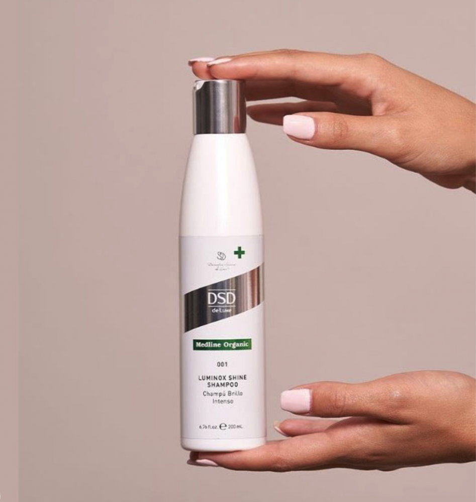 DSD SIMONE DE LUXE LUMINOX SHINE SHAMPOO 
001 Prírodný šampón bez sulfátov pomáha obnoviť kožnú mikroflóru a udržiavať hydratáciu vlasov. Bez supfátov a parabénov.