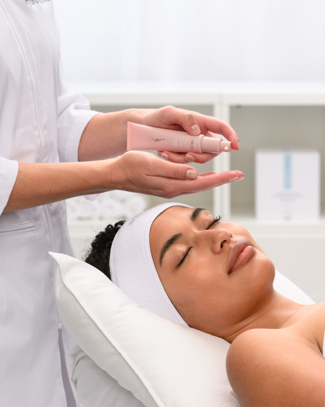 HYDROPEPTIDE DAILY DRENCH SERUM 
Hydratačné sérum s patentom CELLRENEW 16 a 3D Kyselinou Hyalúronovou.