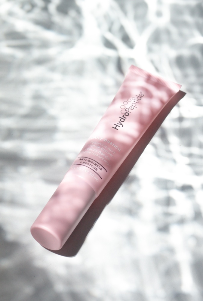 DAILY DRENCH SERUM 
Hydratačné sérum s patentom CELLRENEW 16 a 3D Kyselinou Hyalúronovou.