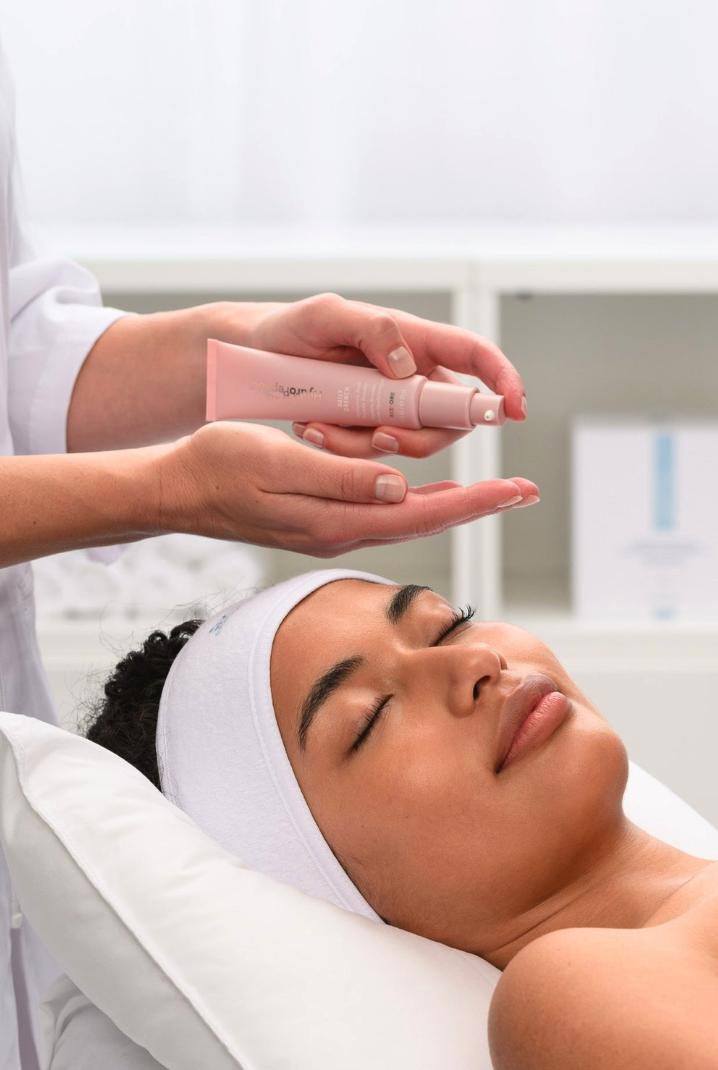 DAILY DRENCH SERUM GEL 
Hydratačné sérum s patentom CELLRENEW 16 a 3D Kyselinou Hyalúronovou.