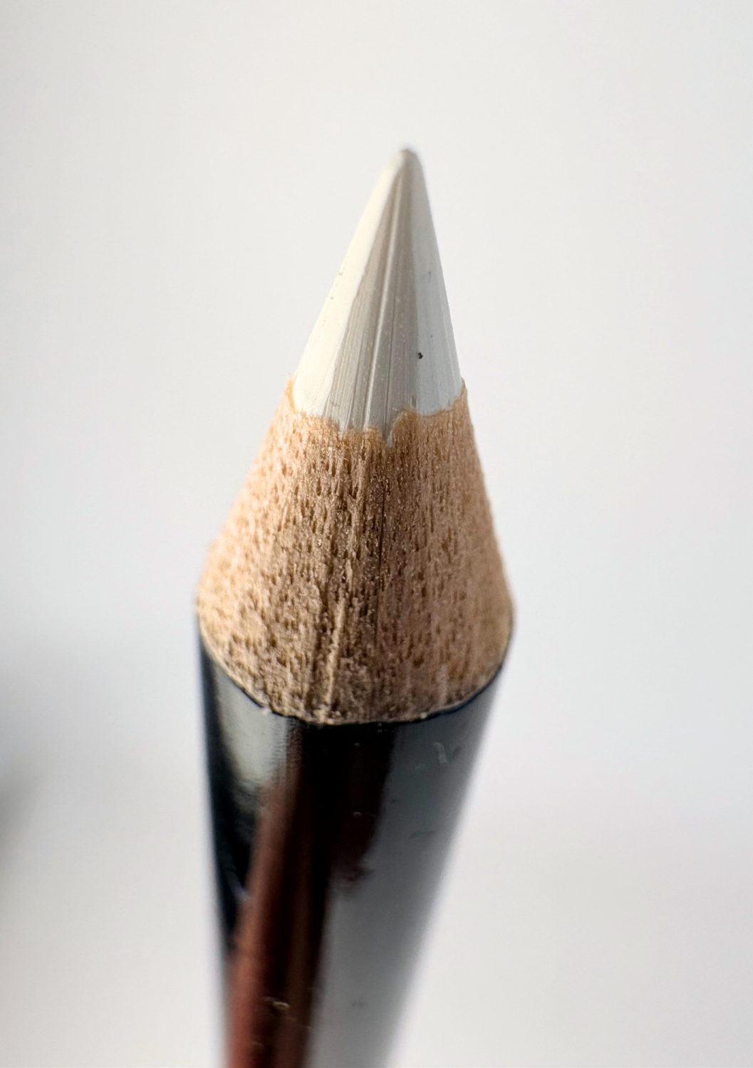 Infini Cosmetics drawing up pencil with sharpener lid - biela<br>Biela ceruzka na estetické ošetrenie s orezávatkom