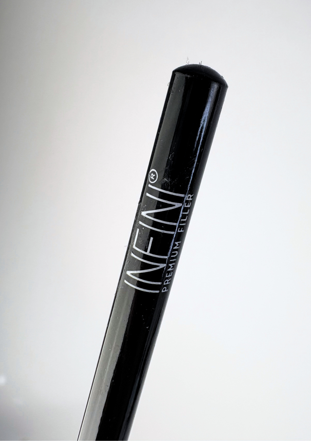 Infini Cosmetics drawing up pencil with sharpener lid - biela<br>Biela ceruzka na estetické ošetrenie s orezávatkom