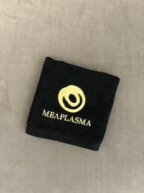 Darček Malý bavlnený uterák Meaplasma čierny so zlatou výšivkou 35x35 cm<br>Towel Meaplasma small black, golden logo