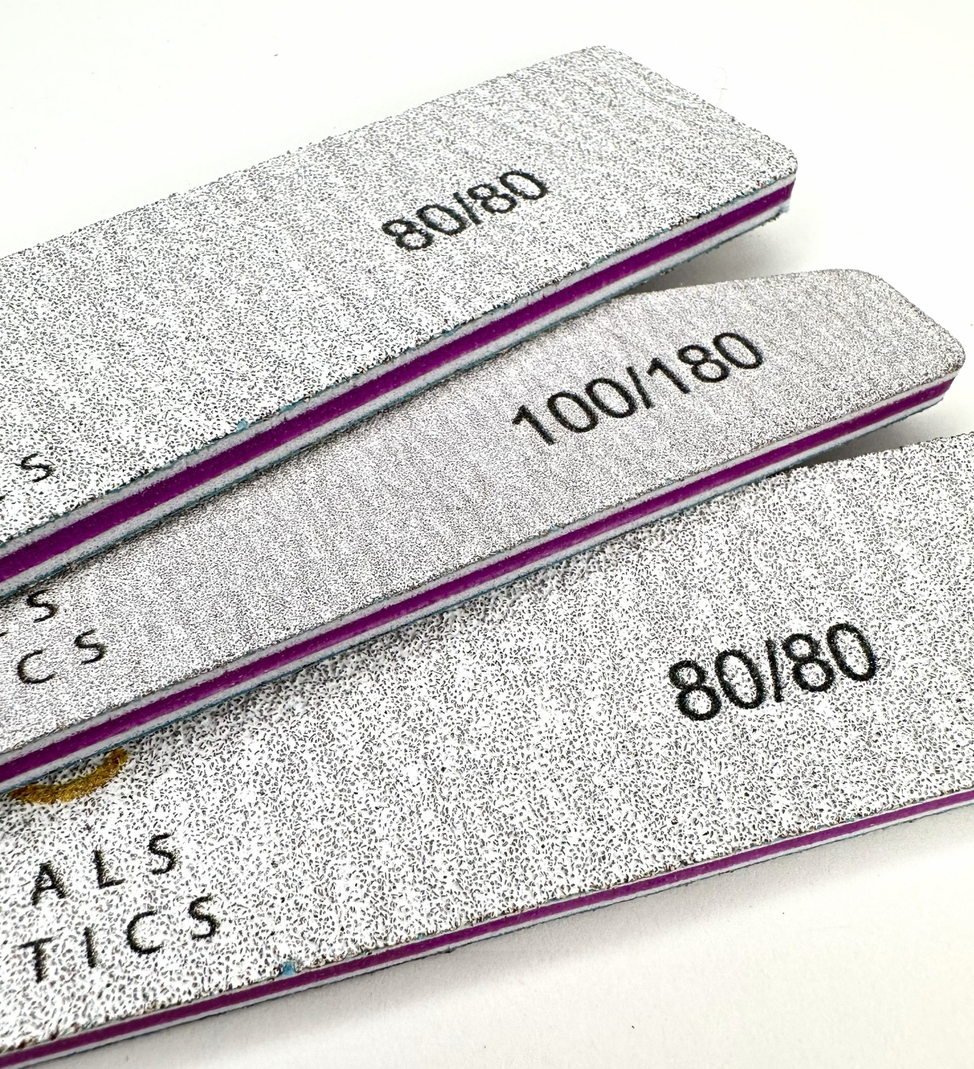 NAIL FILE 80/80 - PROFESSIONAL MEDICALS COSMETICS 
Profi pilník na nechty s odolným povrchom pre rýchle a presné tvarovanie.