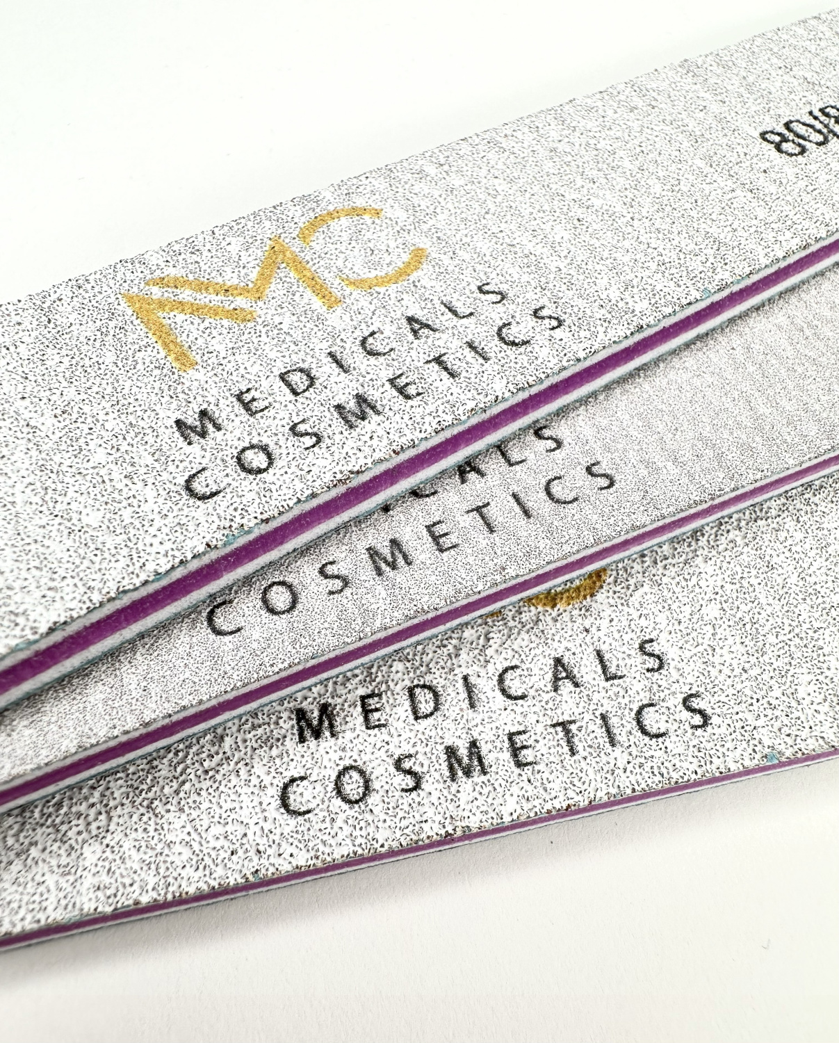 NAIL FILE 100/180 - PROFESSIONAL MEDICALS COSMETICS 
Profi pilník na nechty s odolným povrchom pre rýchle a presné tvarovanie.