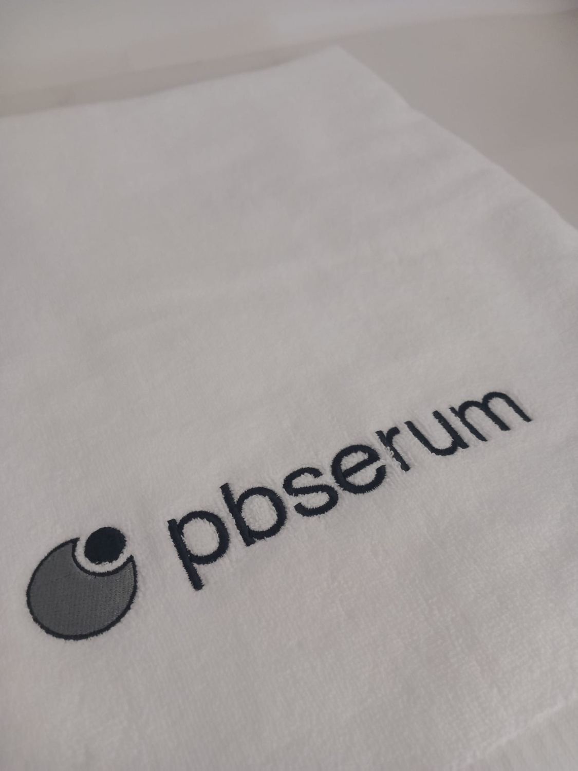 Gift Towel PBSerum Big White + Grey Logo 
180x80 Darček Veľká bavlnená osuška s logom PBSerum<br>so šedou výšivkou
