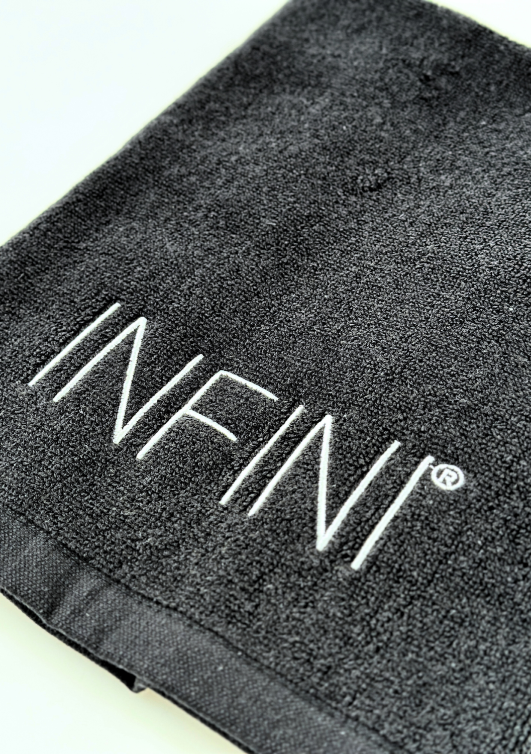 GIFT TOWEL INFINI SMALL, BLACK WITH WHITE LOGO 
40x60 cm Darček Malý bavlnený uterák DSD, čierny so zlatou výšivkou