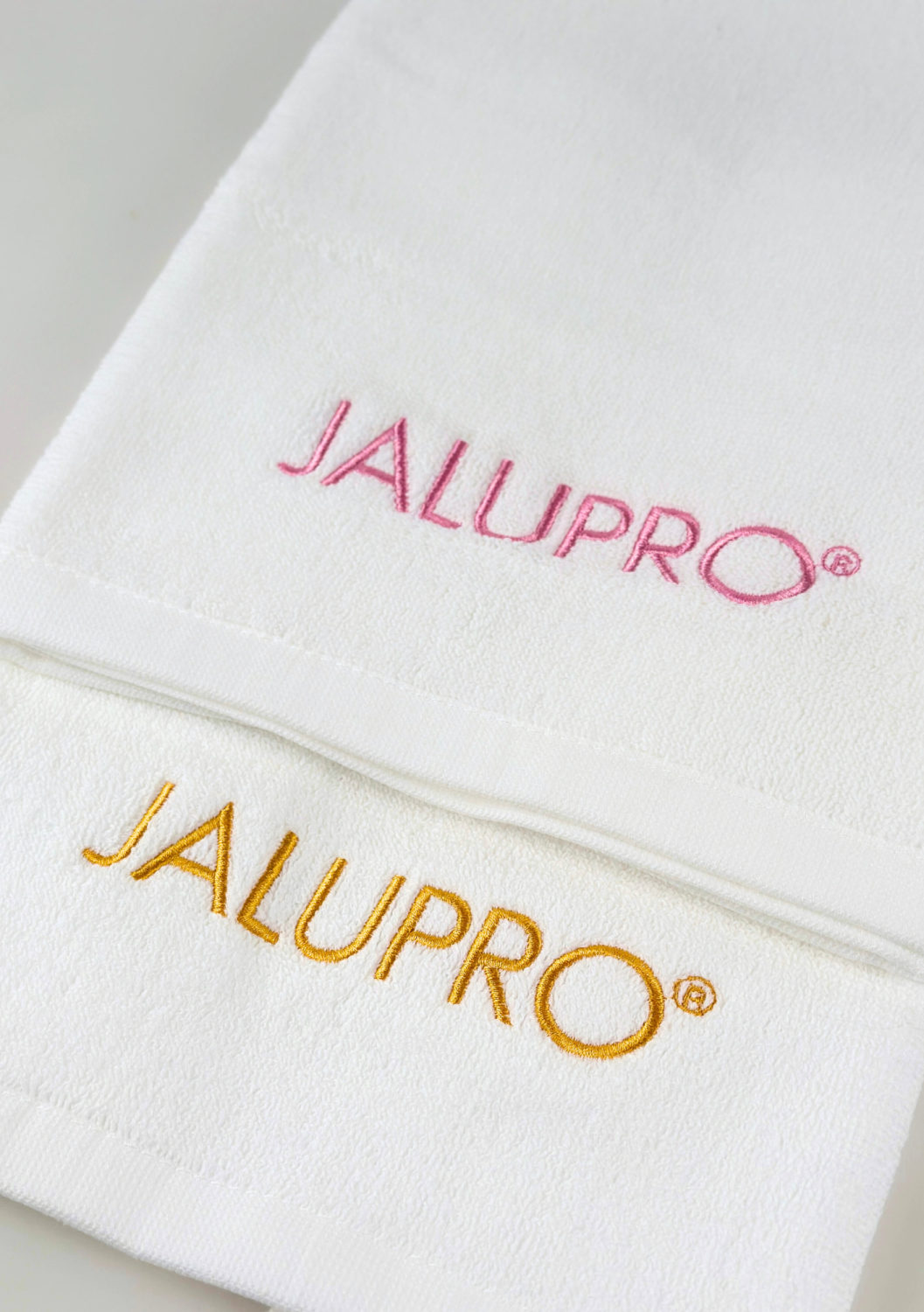 TOWEL JALUPRO SMALL, WHITE WITH GOLDEN LOGO 
40x60 cm Malý bavlnený uterák s logom Jalupro, biely so zlatou výšivkou