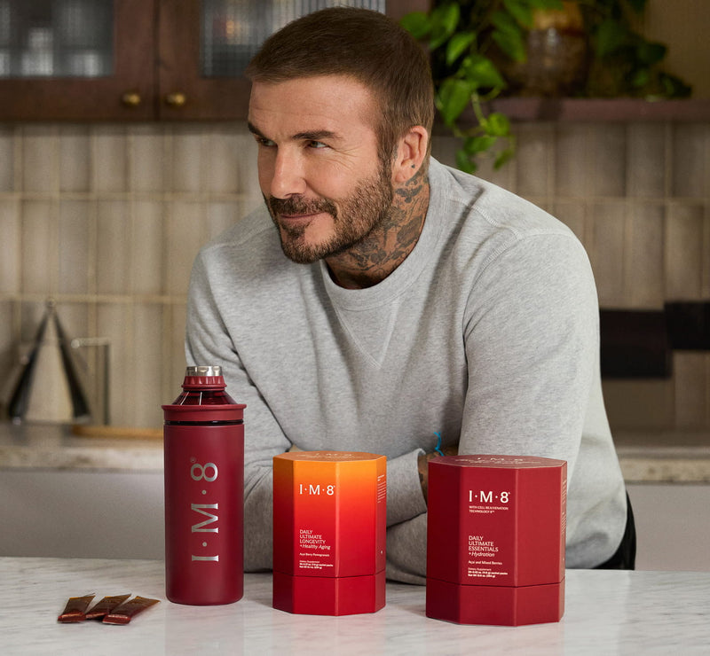IM8 BECKHAM STACK VARIETY PACK - DAILY ULTIMATE ESSENTIALS PRO + DAILY ULTIMATE LONGEVITY 
The Beckham Stack Pro predstavuje kompletný denný rituál, ktorý kombinuje komplexnú výživovú podporu s pokročilou receptúrou zameranou na zdravé starnutie.