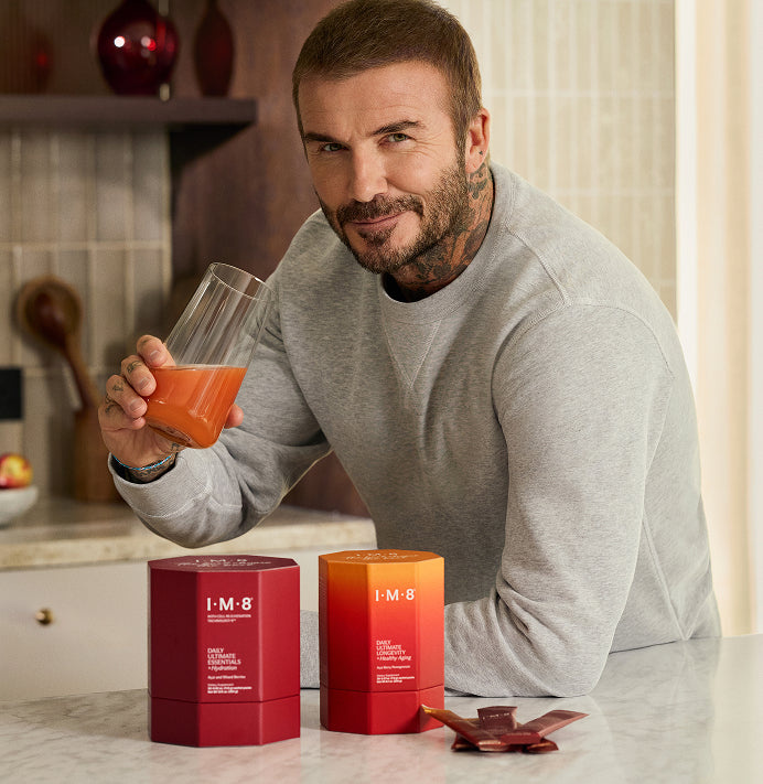 IM8 BECKHAM STACK VARIETY PACK - DAILY ULTIMATE ESSENTIALS PRO + DAILY ULTIMATE LONGEVITY 
The Beckham Stack Pro predstavuje kompletný denný rituál, ktorý kombinuje komplexnú výživovú podporu s pokročilou receptúrou zameranou na zdravé starnutie.