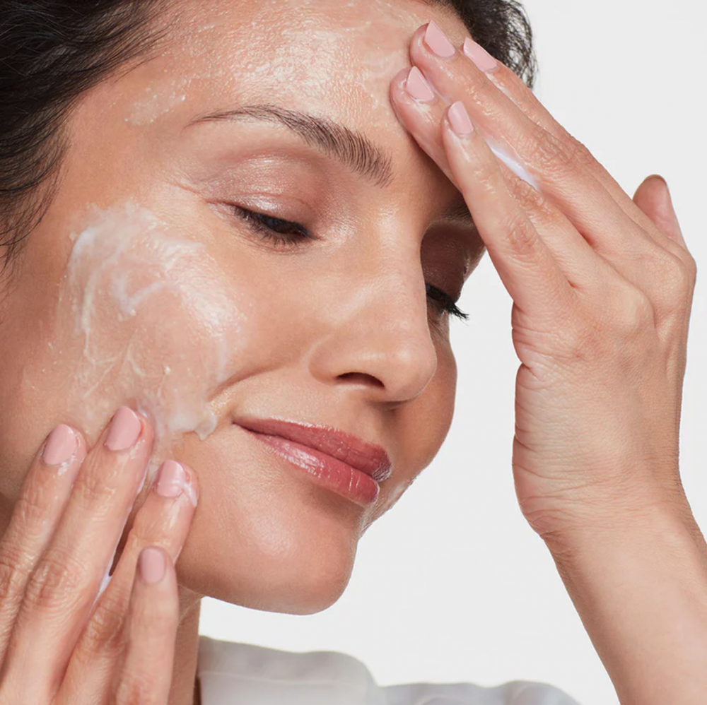 HYDROPEPTIDE EXFOLIATING CLEANSER 
Čistiacie pleťové mlieko s jemným peelingom, exfoliačnými kyselinami a peptidmi. Anti-age účinky kombinujú jemnú exfoliáciu s kolagén podporujúcimi peptidmi, rozjasňuje pleť a zjemňuje jej textúru