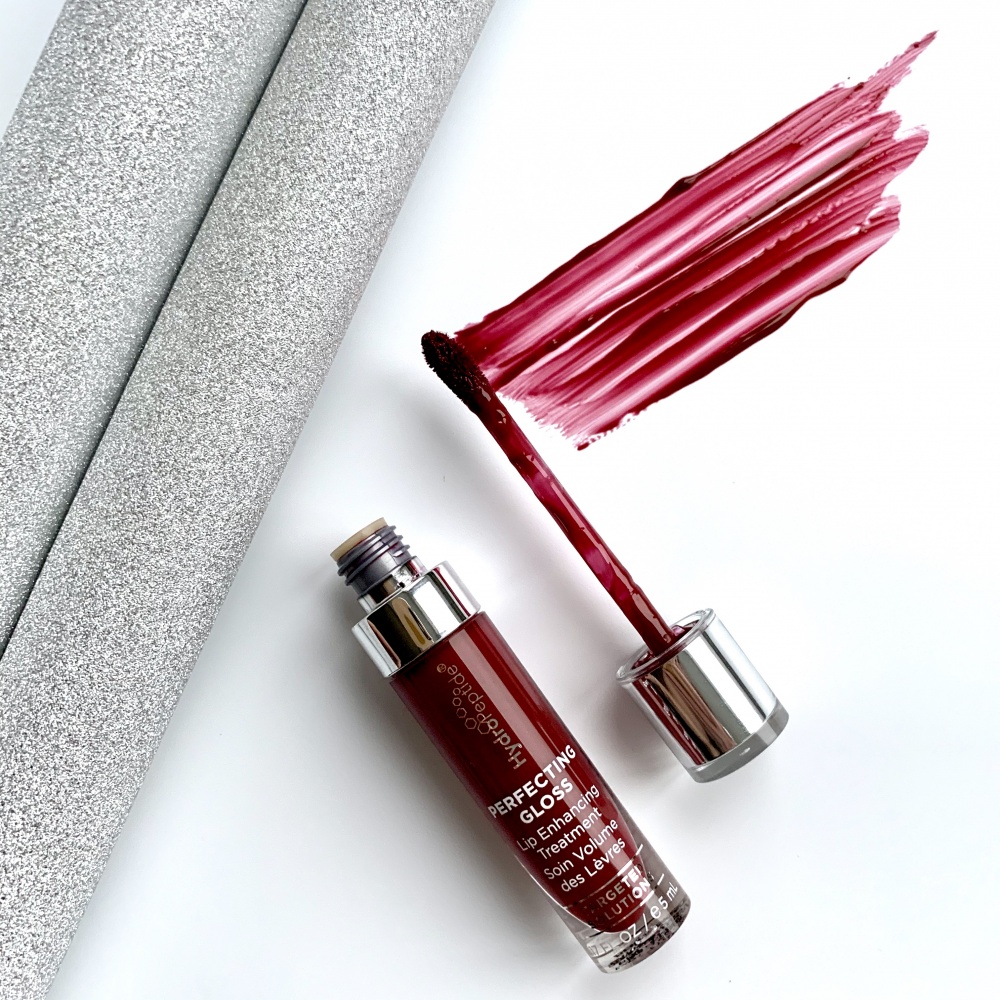 HYDROPEPTIDE PERFECTING GLOSS - BERRY BREEZE 
Lesk na pery pre zväčšujúci objem pier a hydratáciu<br>EXP 06/26 Zľava 20%